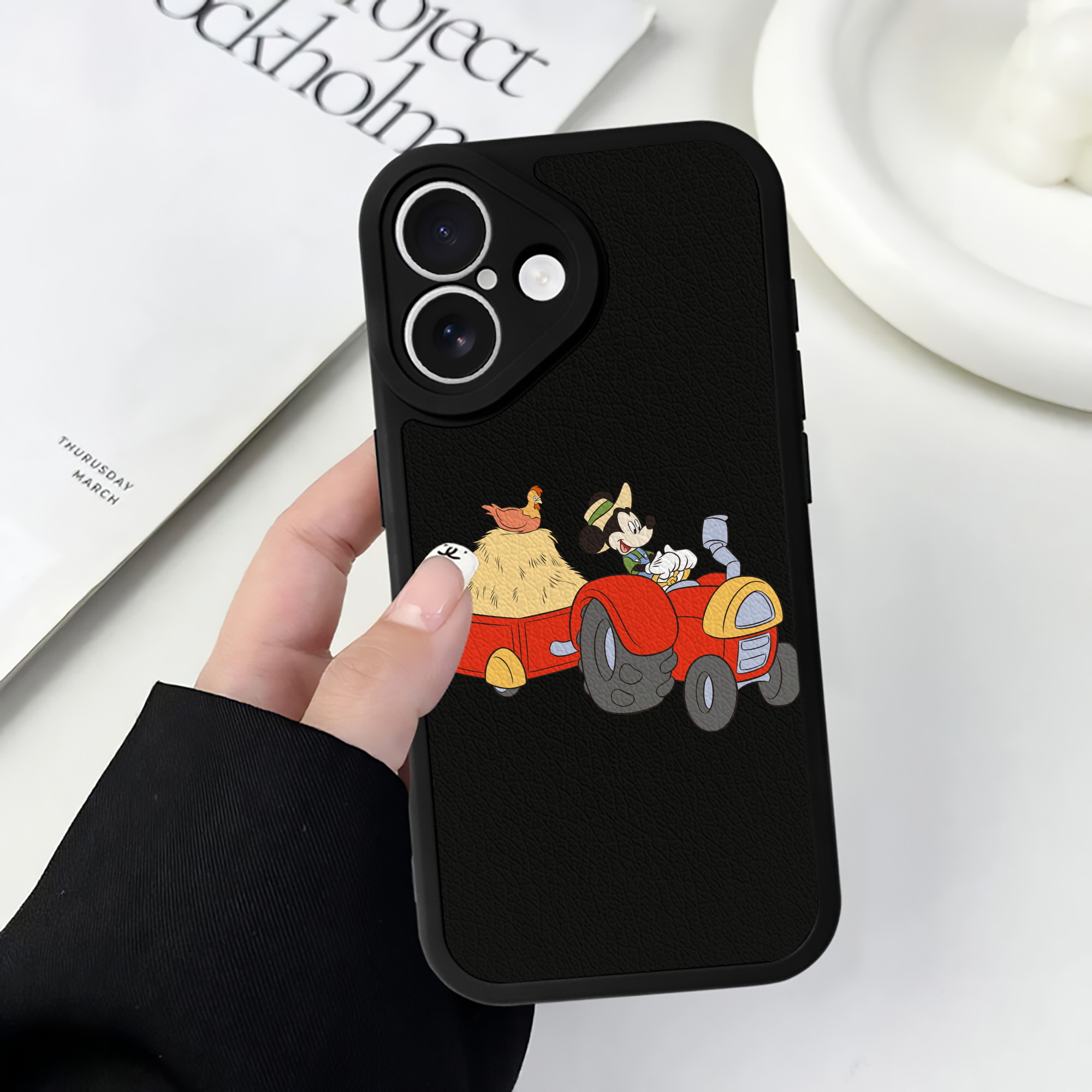 （画像用） ミッキーマウス Mickey Mouse 【iPhone 16シリーズ対応】シリコンスマホケース（レザー調） 材質：シリコン